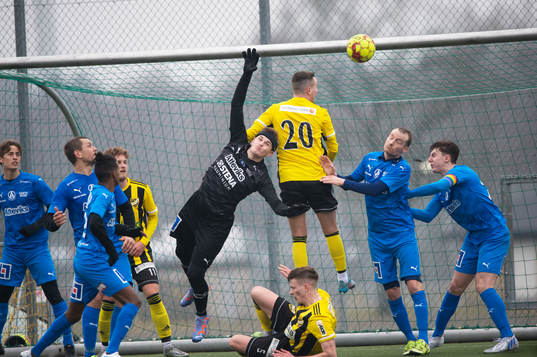 IFK Hässleholms  Danny Gunnarsson och Älmhults målvakt i