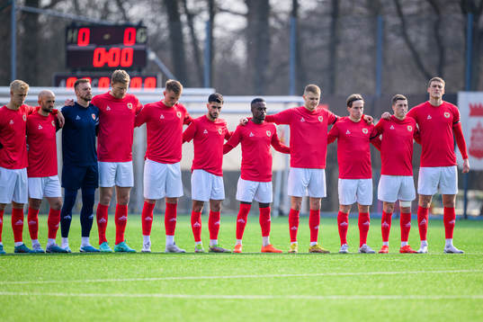 Kalmars spelare håller en tyst minut