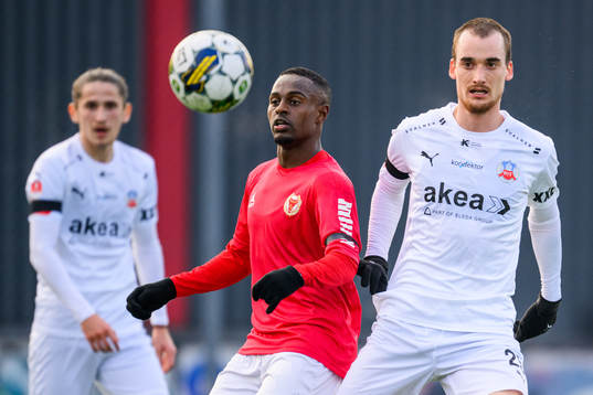 Kalmars Nahom Girmai Netabay och Helsingborgs Adam Hellborg