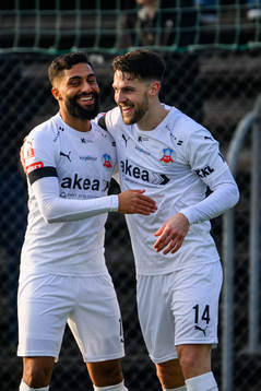 Amin Al Hamawi jublar med Oliver Stojanovic Fredin som