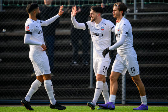 Amin Al Hamawi och Wilhelm Loeper jublar med Oliver