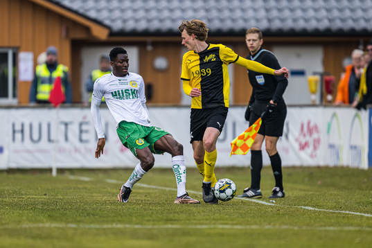 Mjällbys Alexander Johansson och Hammarbys Nathaniel Adjei