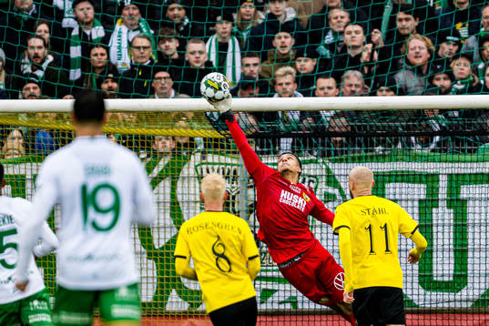 Hammarbys målvakt Oliver Dovin räddar