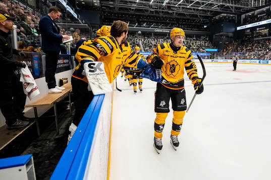 Skellefteås Jonathan Johnsson  jublar