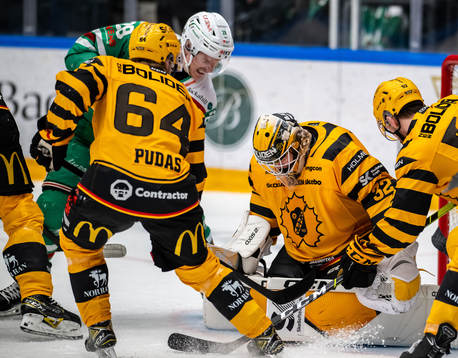 Rögles Anton Bengtsson  framför Skellefteås målvakt