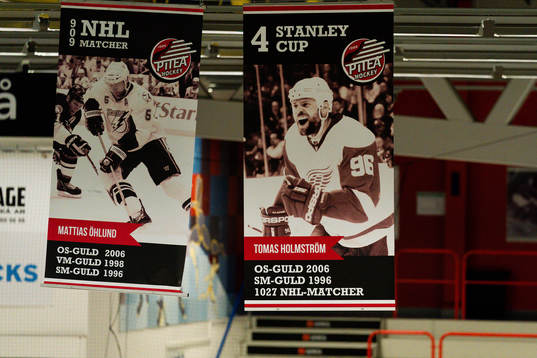 Mattias Öhlund och Tomas Holmströms  banderoller i taket