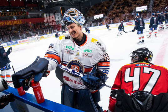 Växjös målvakt Emil Larmi och Luleås Leo Komarov