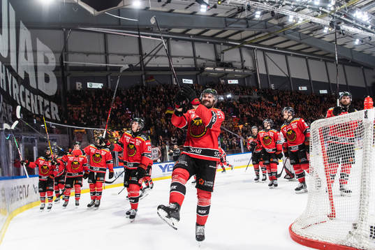 Luleås Linus Fröberg jublar med lagkamrater