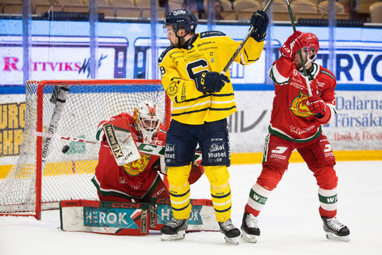 Södertäljes Emil Alba mot Moras målvakt Andreas