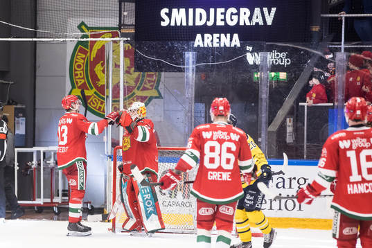 Moras Fabian Ilestedt och målvakt Andreas Ljunggren jublar