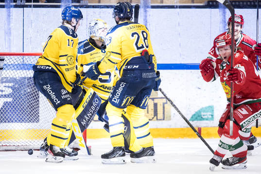 Södertäljes Johan Ivarsson och Södertäljes målvakt