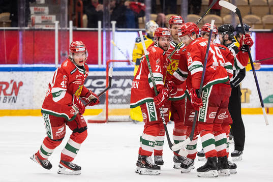 Moras Anton Heikkinen jublar med lagkamrater