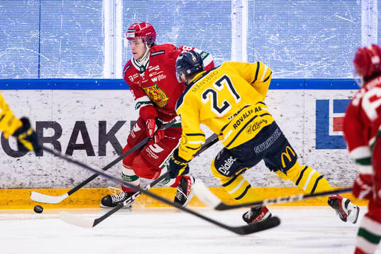 Moras Jonathan Myrenberg  och Södertäljes Daniel Norbe