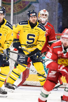 Södertäljes Emil Alba framför Moras målvakt Andreas