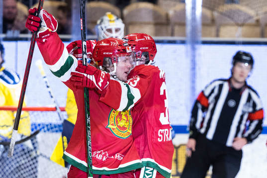 Moras Anton Heikkinen jublar med lagkamrater