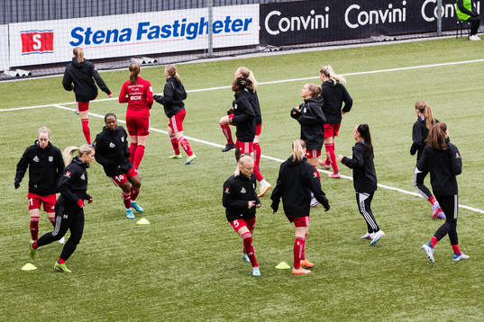 Piteås spelare värmer upp