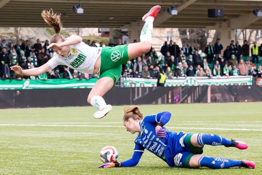 Hammarbys Sara Kanutte Fornes och Piteås Samantha Leshnak