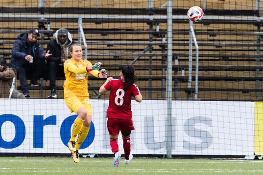 Hammarbys målvakt Anna Tamminen och Piteås Katrina Guillou