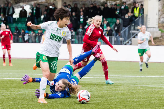 Hammarbys Maika Hamano tar sig runt Piteås målvakt