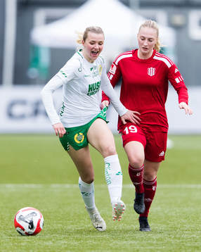 Hammarbys Thea Sørbo och Piteås Emma Viklund