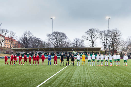 Piteås spelare, domarteamet och Hammarbys spelare ställer