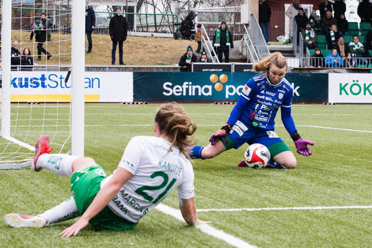 Piteås målvakt Samantha Leshnak Murphy tar hand om ett