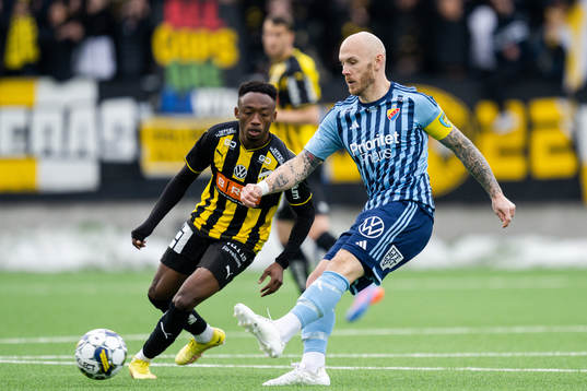Häckens Benie Adama Traore och Djurgårdens Magnus Eriksson