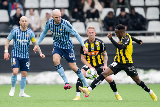 Djurgårdens Marcus Danielson och Häckens Benie Adama