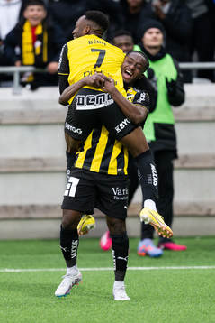 Häckens Ibrahim Sadiq och Benie Adama Traore jublar