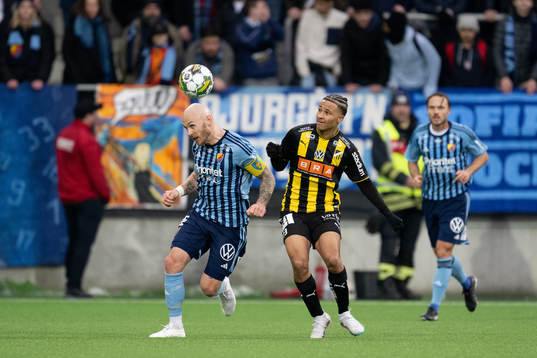 Djurgårdens Magnus Eriksson och Häckens Momodou Lamin