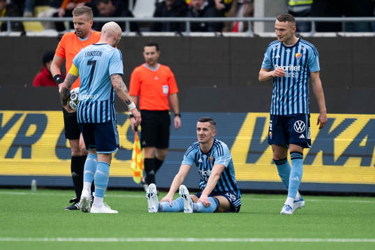 Djurgårdens Haris Radetinac får en smäll