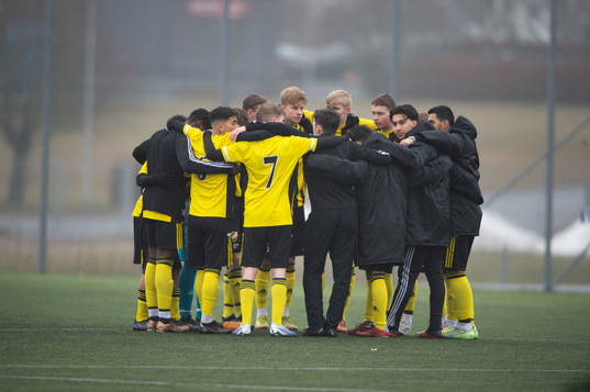 Samling före kick off i matchen i DM för pojkar U17