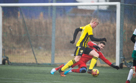 IFK Hässleholms  Linus Roslund rundar målvakten och gör