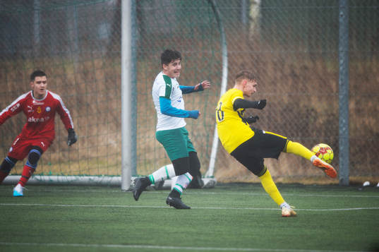 IFK Hässleholms  Amir Ramanovski skjuter på volley i
