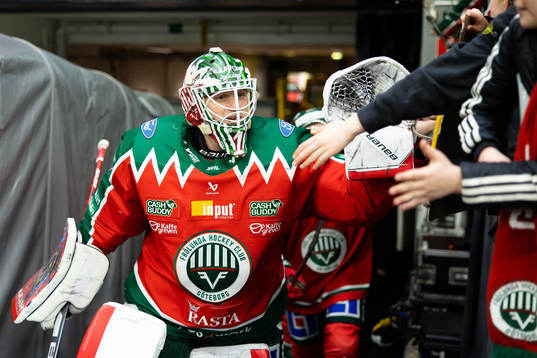 Frölundas målvakt Lars Johansson på väg ut för