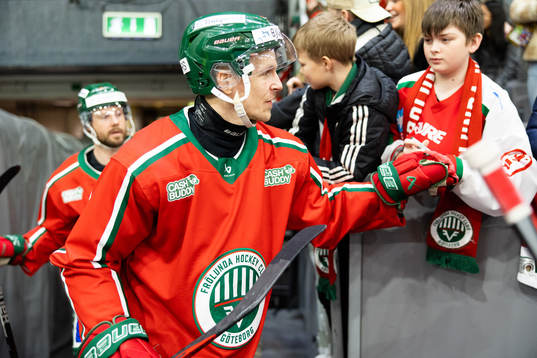 Frölundas Max Friberg på väg ut för värmning innan