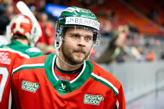 Frölundas Jacob Nilsson på väg ut för värmning innan