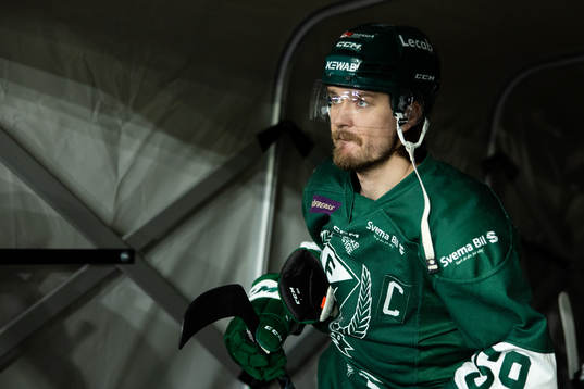 Färjestads Linus Johansson på väg ut för värmning