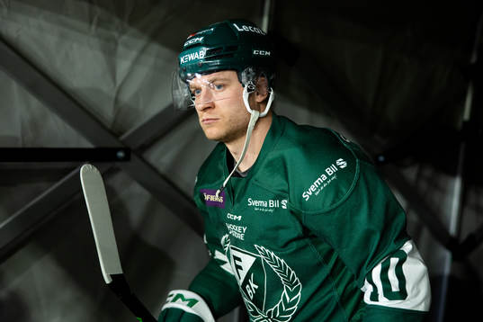 Färjestads Marcus Nilsson på väg ut för värmning innan