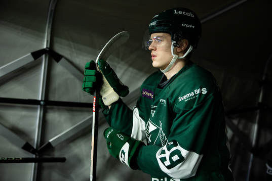 Färjestads Lucas Forsell på väg ut för värmning innan