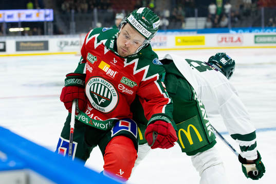 Frölundas Mats Rosseli Olsen tacklas av Färjestads