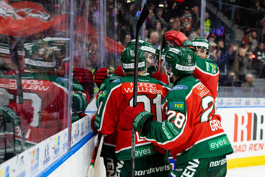 Frölundas Jere Innala jublar med lagkamrater