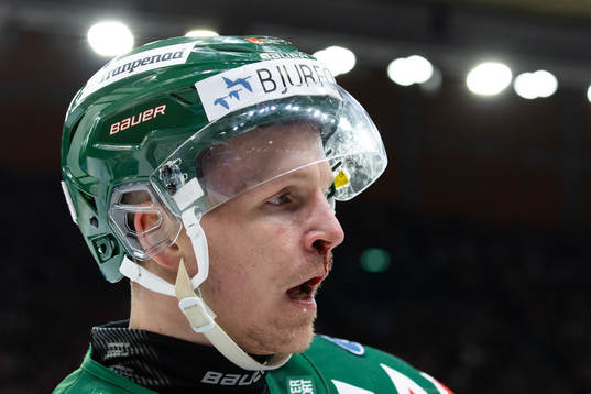 Frölundas Max Friberg blöder från näsan