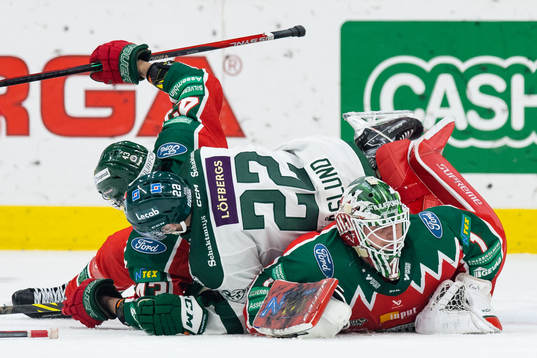 Färjestads Per Åslund och Frölundas målvakt Lars