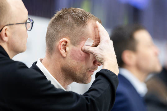 Färjestads huvudtränare Tomas Mitell får vård
