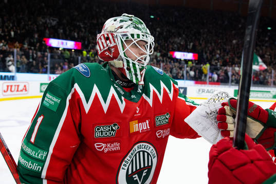 Frölundas målvakt Lars Johansson jublar
