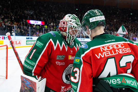 Frölundas målvakt Lars Johansson jublar ihop med Tom