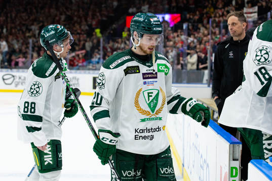 Färjestads Brandon Davidson och Marcus Westfält deppar