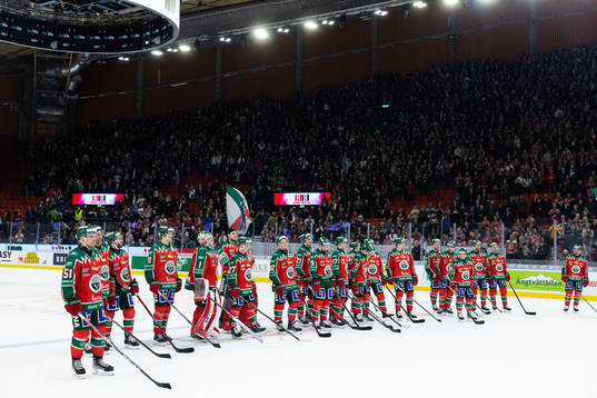 Frölundas spelare framför sin klack