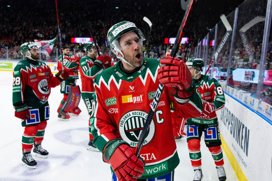 Frölundas Joel Lundqvist jublar och tackar publiken